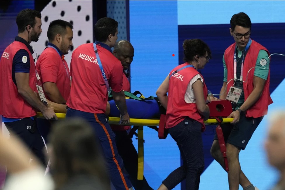 La Slovaque Tamara Potocka est transportée sur une civière depuis le bord de la piscine après s'être effondrée après une manche du 200 mètres quatre nages individuel féminin aux Jeux olympiques d'été de 2024, vendredi 2 août 2024, à Nanterre, en France.