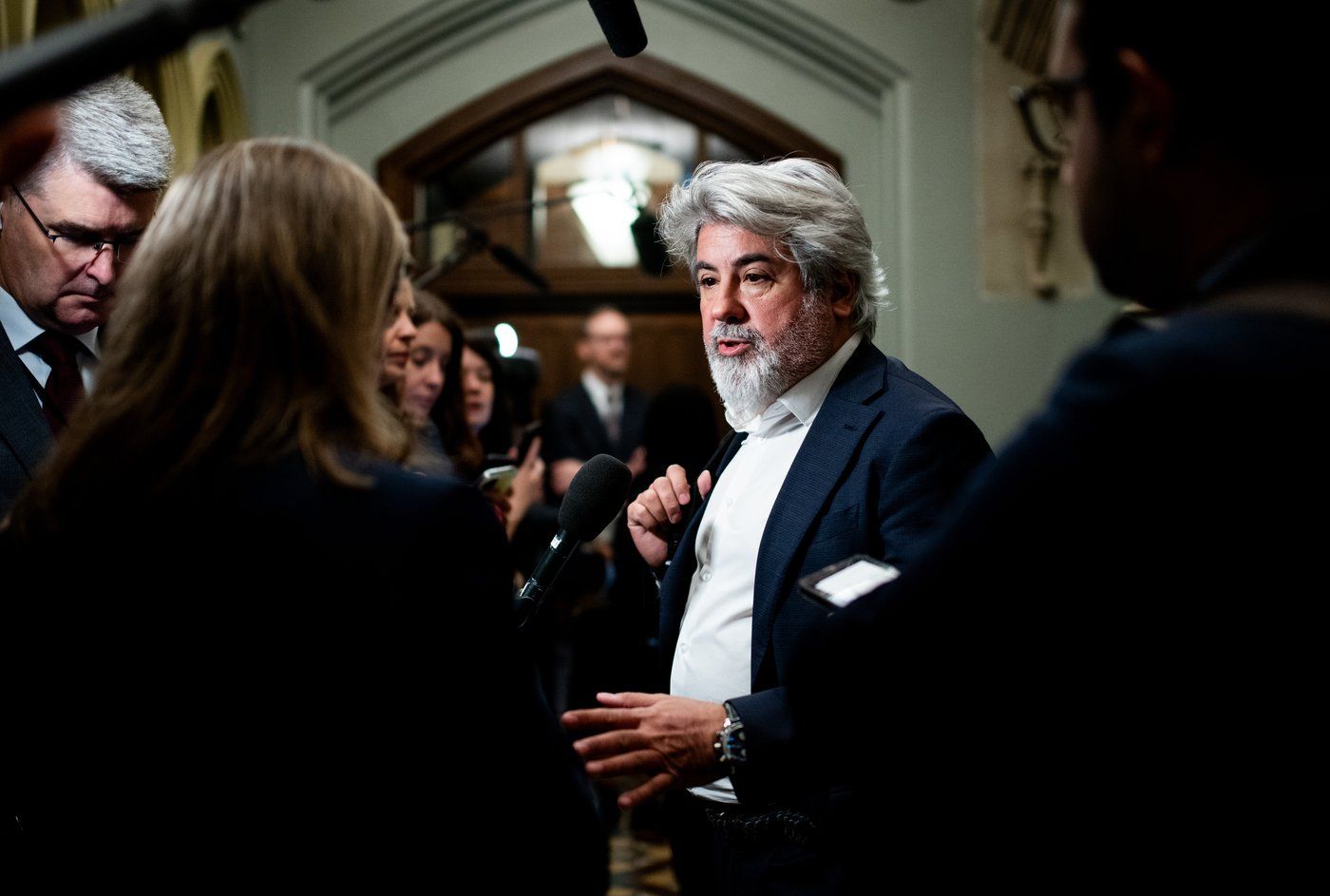 Le ministre des Transports Pablo Rodriguez s'adresse aux journalistes avant une réunion du cabinet sur la colline du Parlement à Ottawa, le mardi 11 juin 2024. 