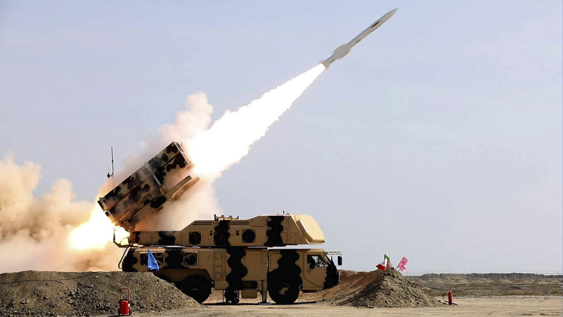 Sur cette photo publiée par le site officiel de l'armée iranienne le vendredi 19 janvier 2024, un missile est lancé lors d'un exercice militaire dans le sud de l'Iran. 