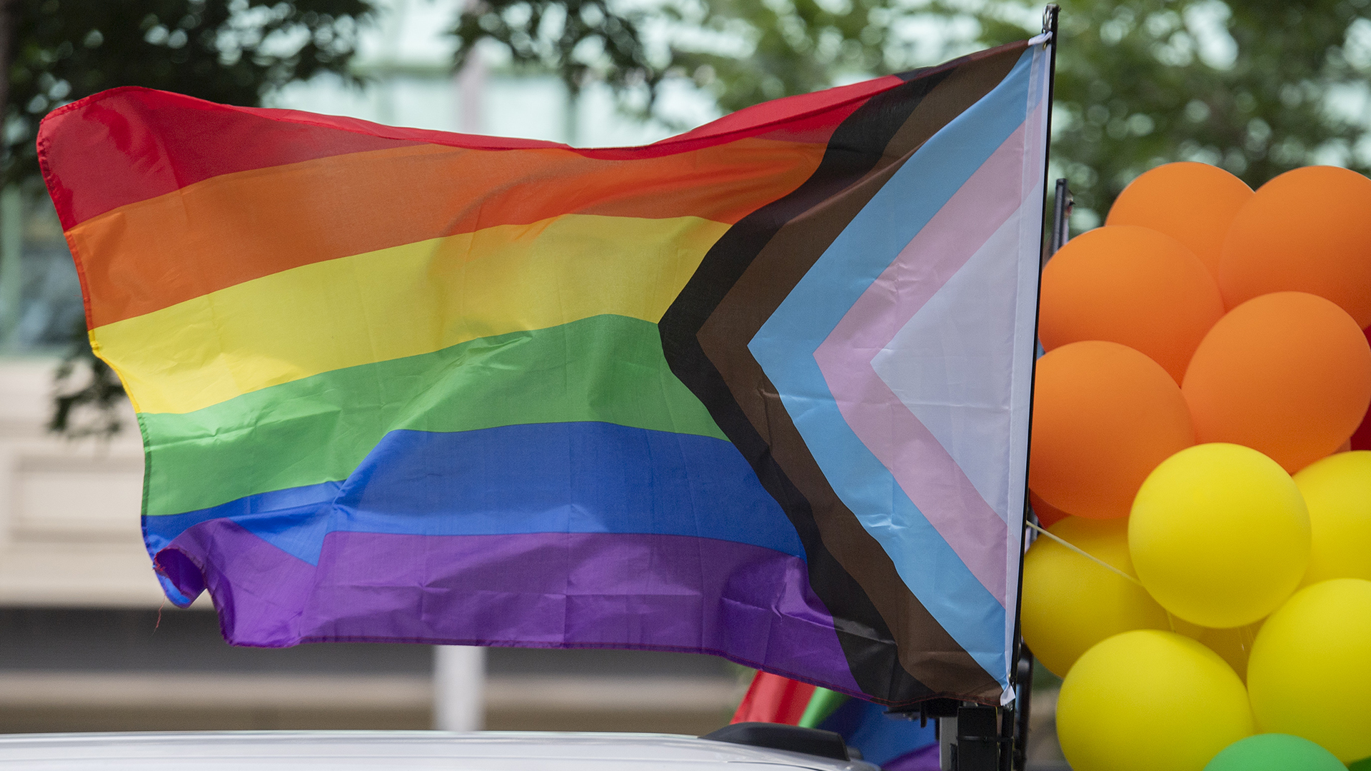 Des drapeaux arc-en-ciel et des ballons colorés sont montrés à l'endroit où le défilé de la Fierté de Montréal devait commencer, à Montréal, le dimanche 7 août 2022.