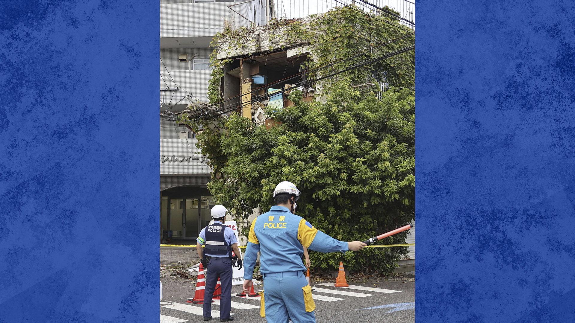 La police se tient devant un bâtiment endommagé par un tremblement de terre à Miyazaki, dans l'ouest du Japon, le jeudi 8 août 2024 .