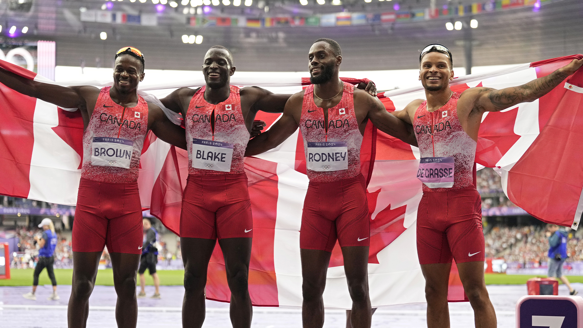 L'équipe canadienne pose après avoir remporté la médaille d'or dans la finale du relais 4 x 100 mètres masculin aux Jeux olympiques d'été de 2024.