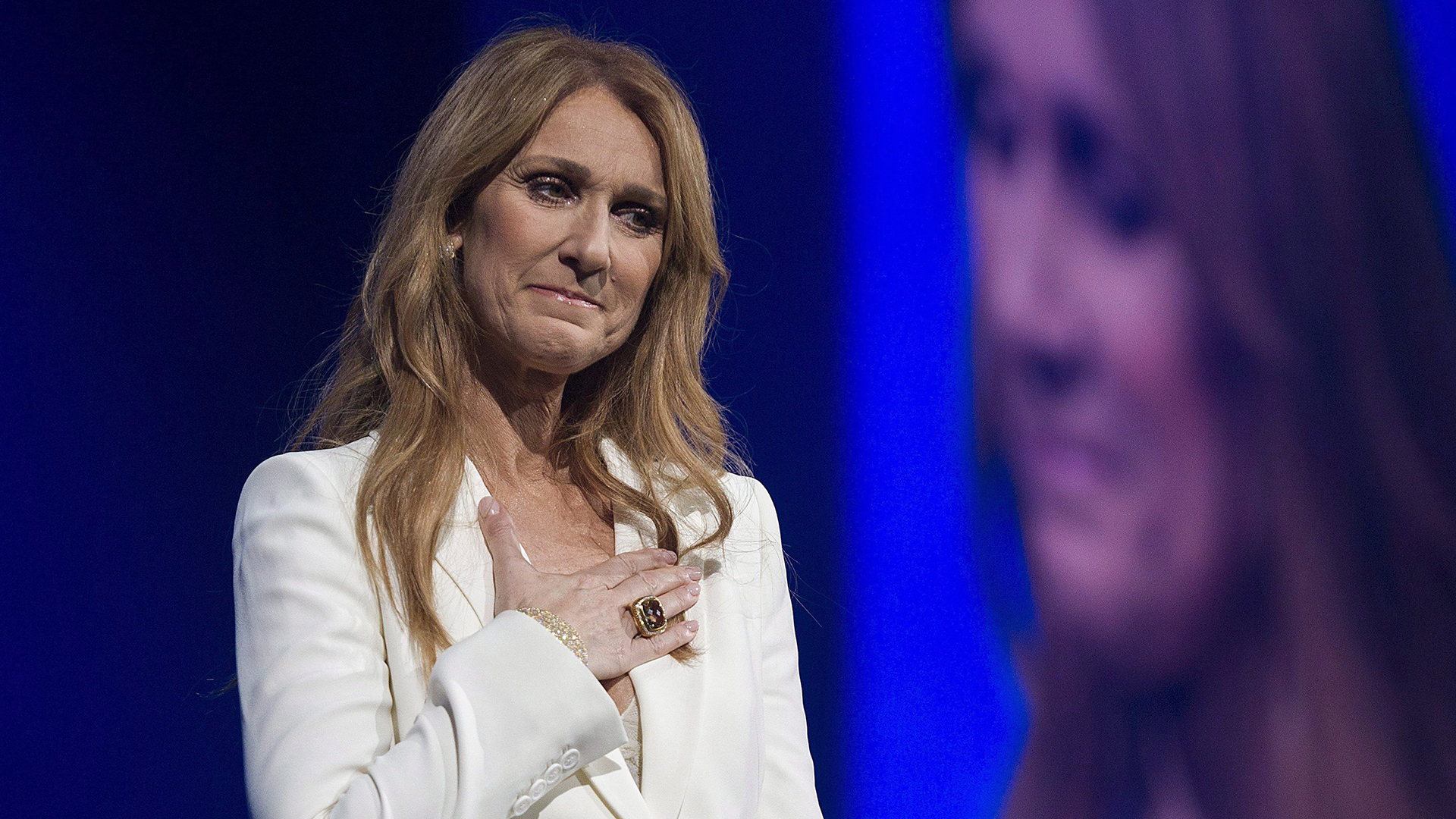 Céline Dion fait un geste alors qu'elle se produit au Centre Bell à Montréal, dimanche 31 juillet 2016.