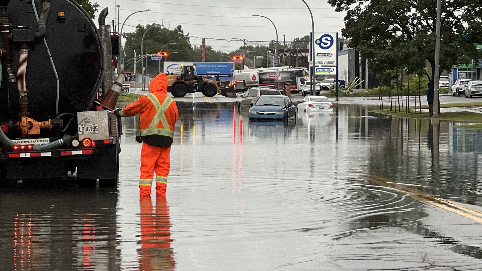 Une route inondée à Laval le 9 août 2024.