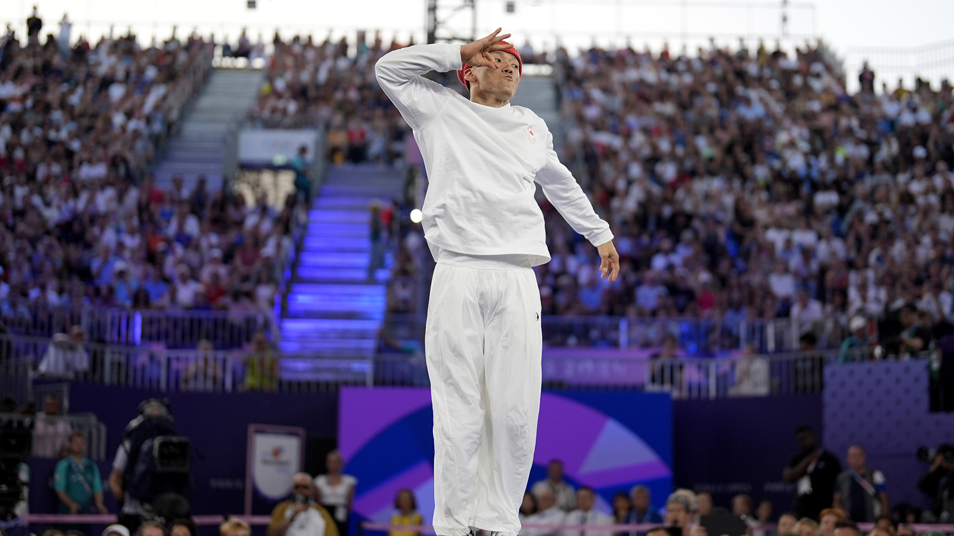 Le Canadien Philip Kim, connu sous le nom de Phil Wizard, participe à la demi-finale des B-Boys pour la compétition de cassage au parc urbain de la Concorde aux Jeux olympiques d'été de 2024, le samedi 10 août 2024, à Paris, en France.