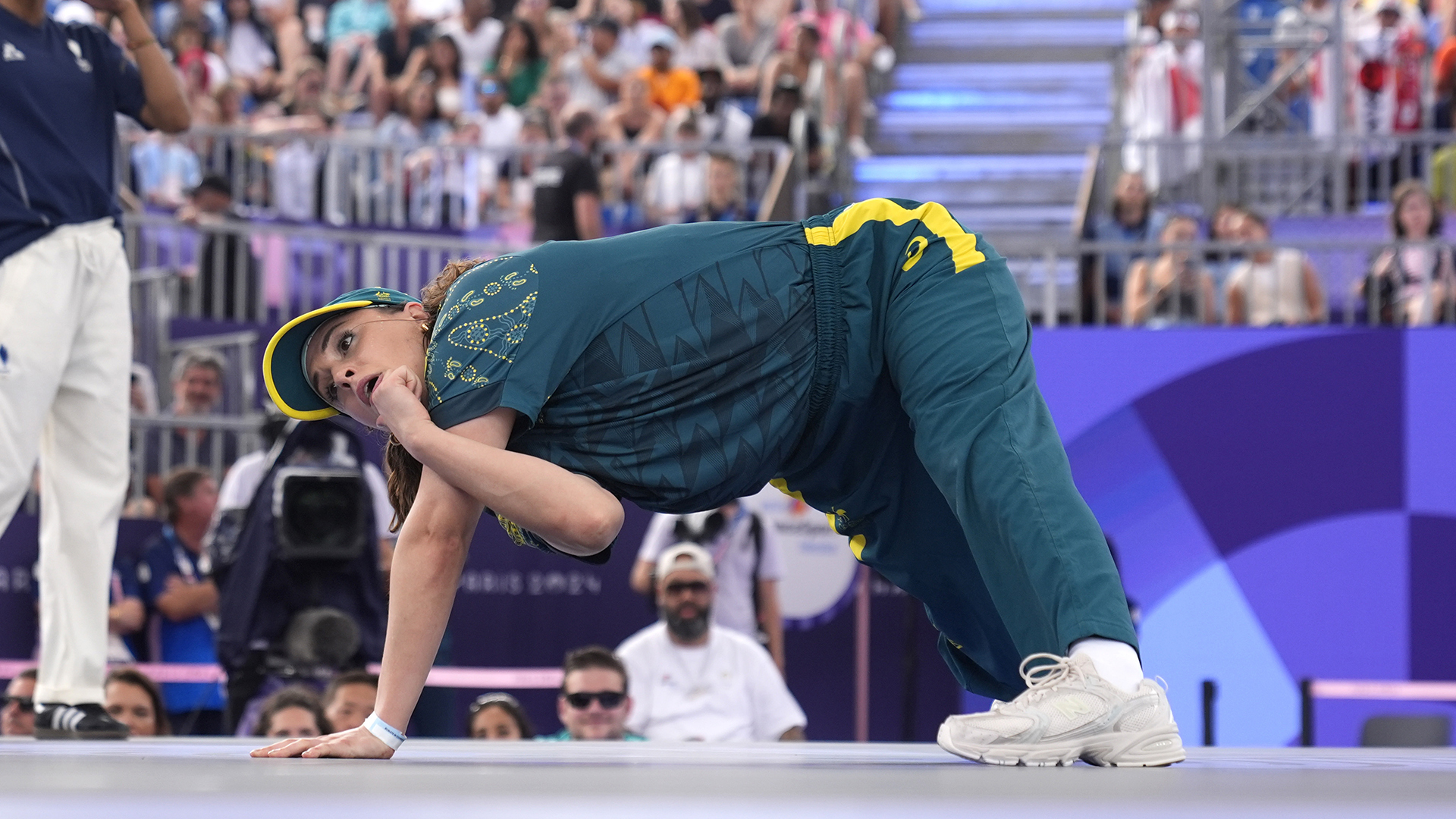 L'Australienne Rachael Gunn, connue sous le nom de B-Girl Raygun, participe à la compétition Round Robin Battle at the breaking au parc urbain de la Concorde lors des Jeux olympiques d'été de 2024, le vendredi 9 août 2024, à Paris, en France.