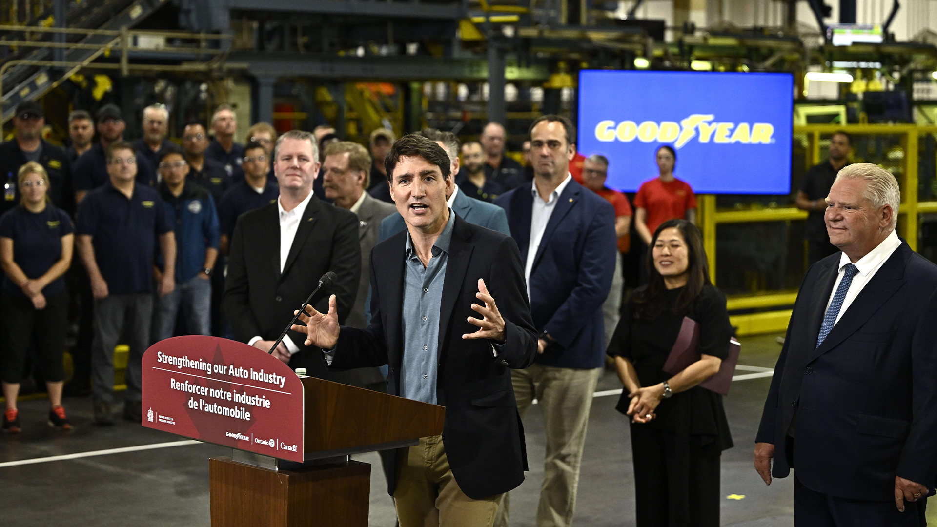 Sur cette photo, M. Trudeau s'exprime lors d'une annonce à l'usine Goodyear de Napanee, en Ontario, le lundi 12 août 2024. 