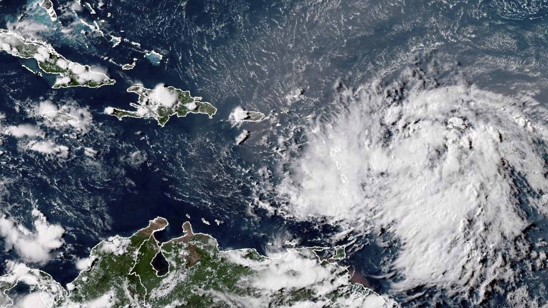 Cette image satellite montre la tempête tropicale Ernesto au-dessus de l'océan Atlantique et se déplaçant vers l'ouest-nord-ouest en direction des Petites Antilles, le 12 août 2024. 