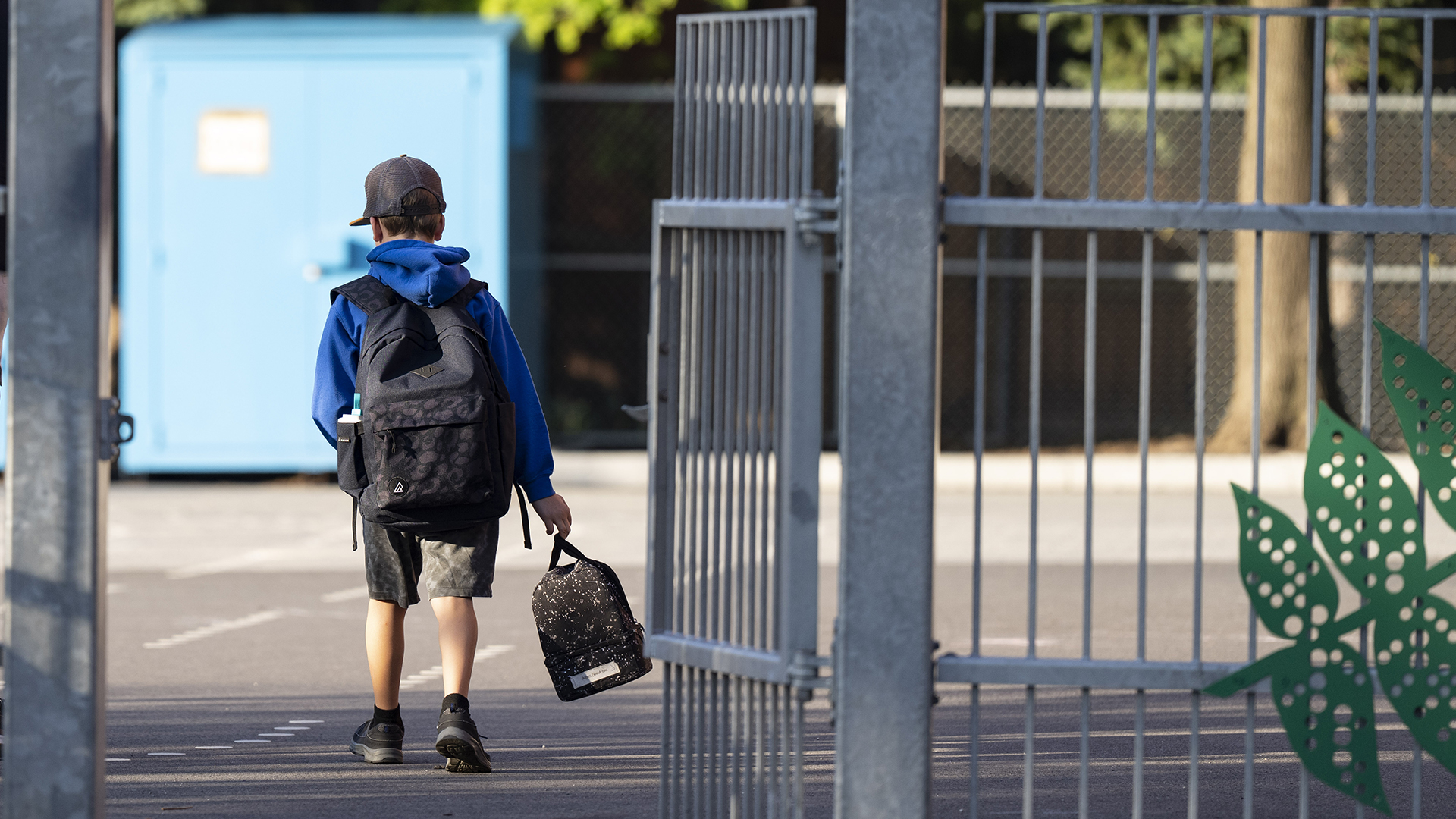 Un élève du primaire arrive pour sa première journée de rentrée à Montréal, lundi 1er août 2023. 