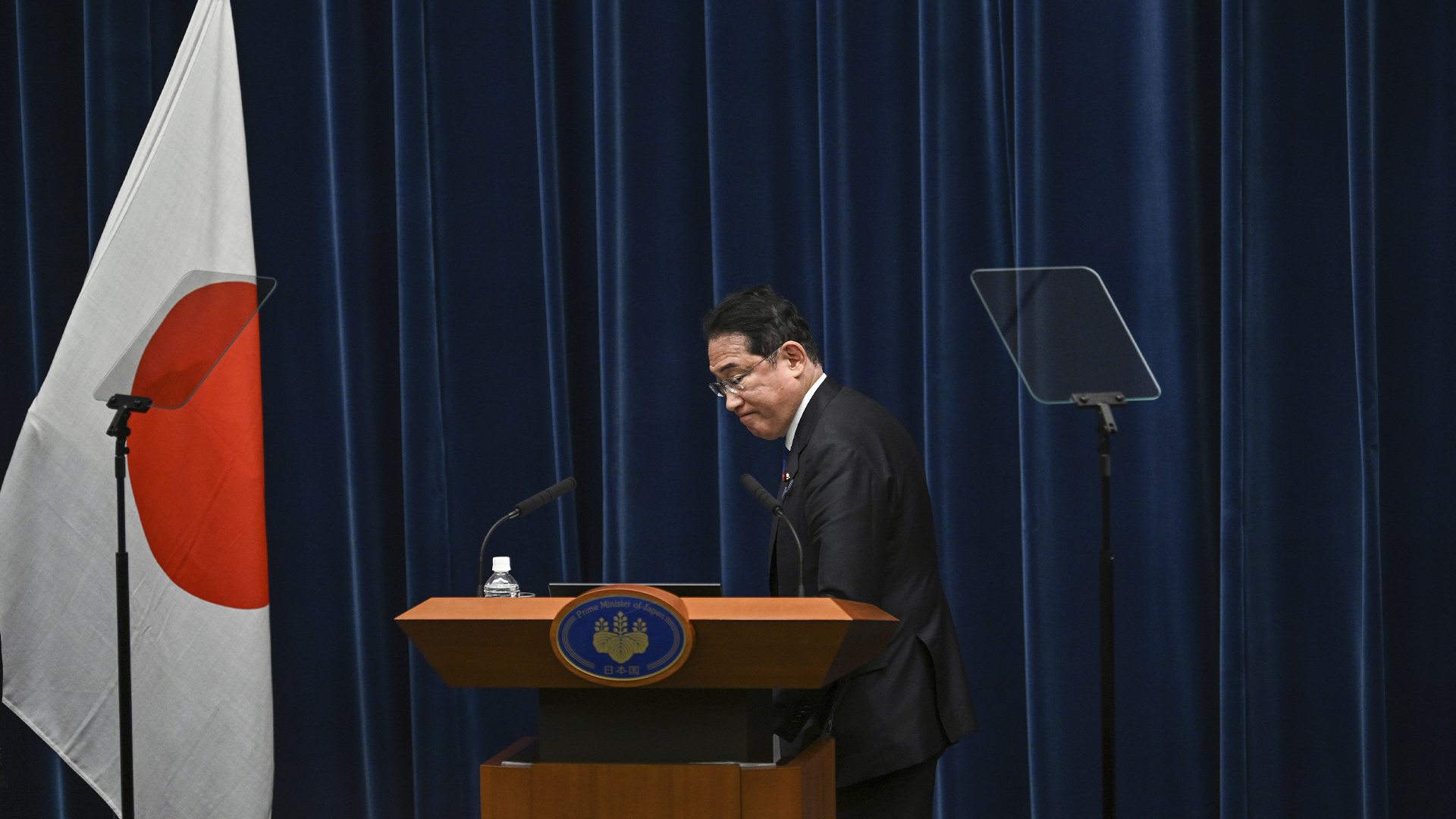 Le Premier ministre japonais Fumio Kishida se prépare à partir à la fin d'une conférence de presse à son bureau à Tokyo après avoir annoncé qu'il ne se présentera pas au vote de la direction du parti en septembre, mercredi 14 août 2024. 