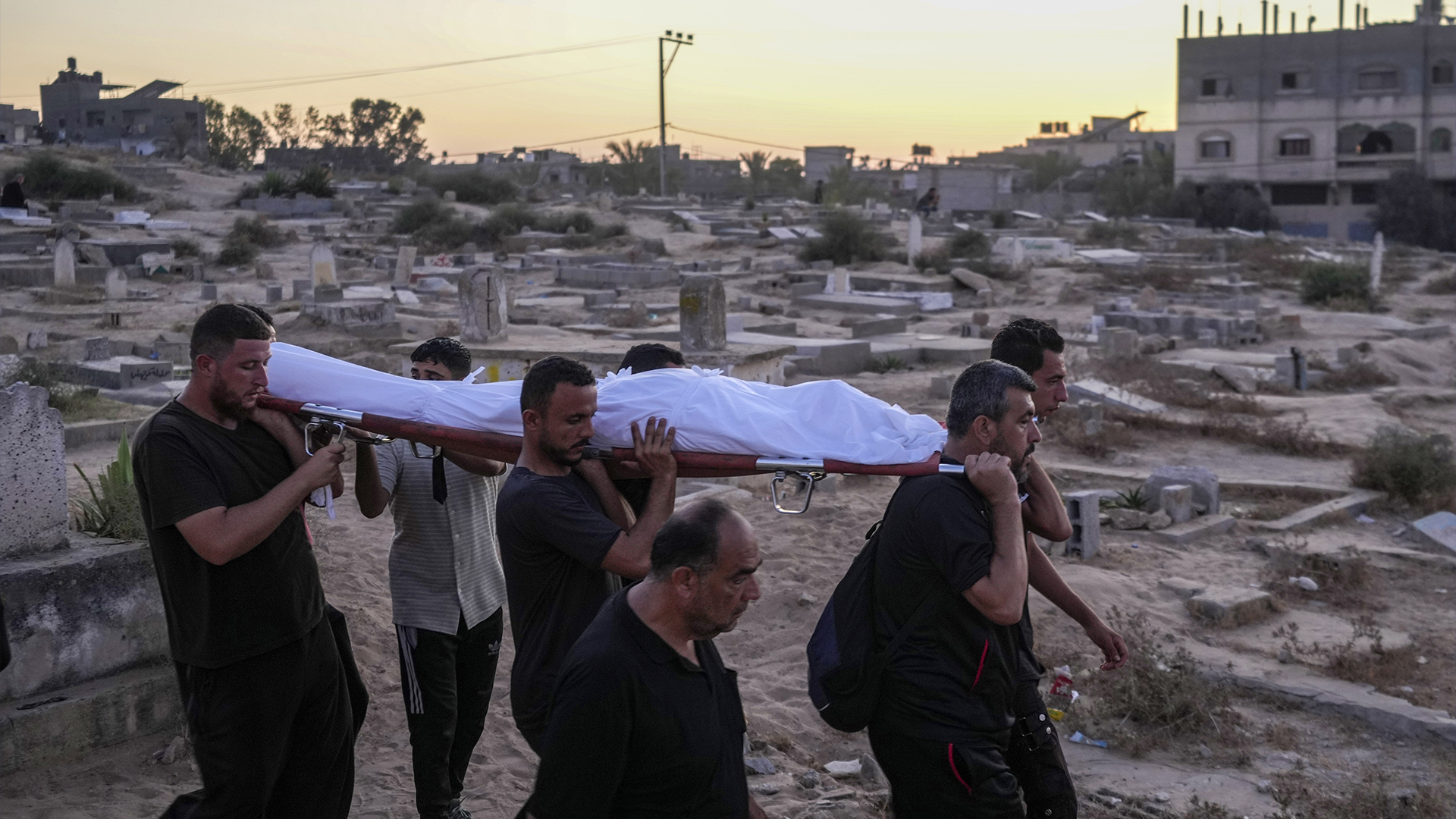 Des Palestiniens en deuil portent leurs proches pour les enterrer au cimetière de Deir al-Balah, dans la bande de Gaza, le vendredi 9 août 2024.