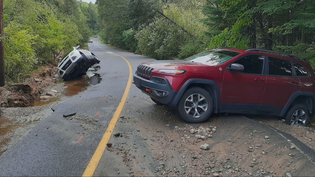 Cette photo a été prise le lendemain du sauvetage spectaculaire d'une femme emportée par le courant. Elle et son mari conduisaient la voiture rouge.