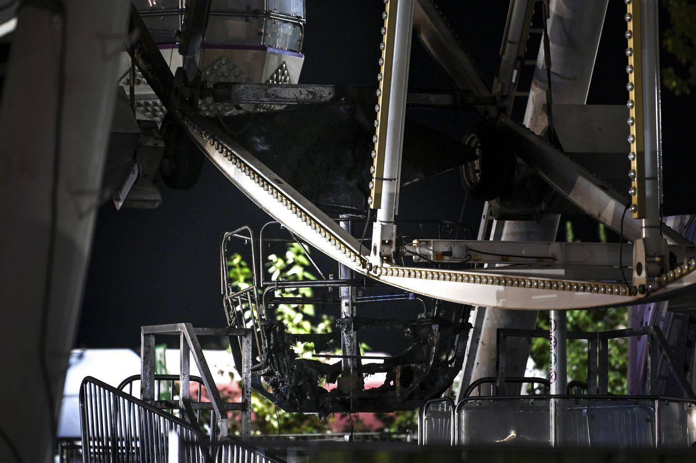 Une nacelle de grande roue brulée après l'incendie du Highfield Festival près de Leipzig en Allemagne le 18 août 2024. 