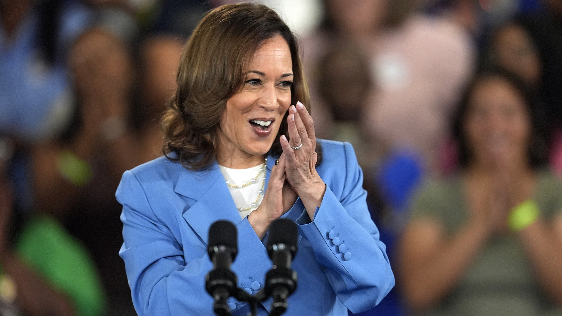 La candidate démocrate à la présidence, la vice-présidente Kamala Harris, s'exprime lors d'un événement de campagne au Hendrick Center for Automotive Excellence sur le campus Scott Northern Wake du Wake Tech Community College à Raleigh (Caroline du Nord), le vendredi 16 août 2024.