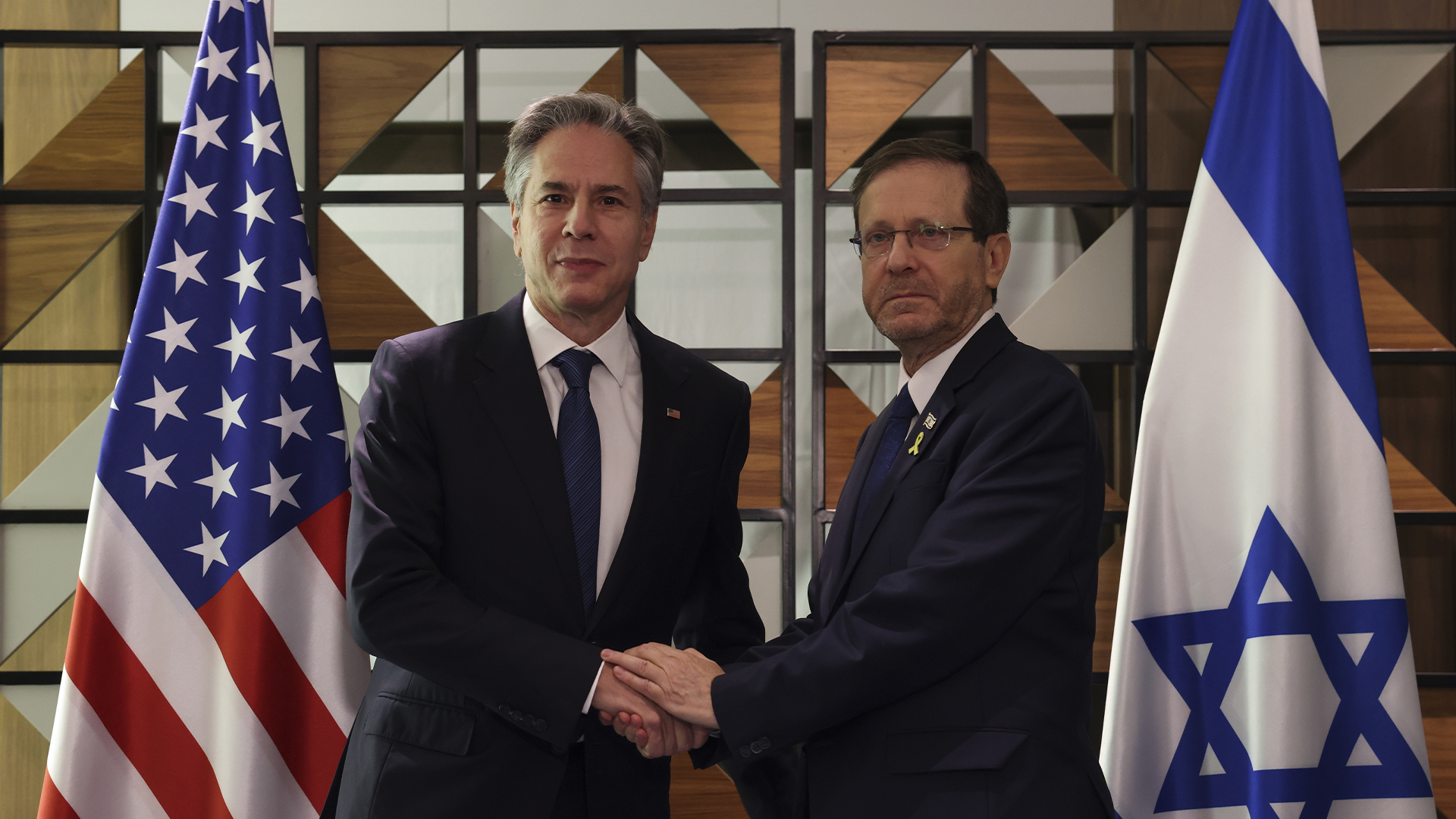 Le secrétaire d'État américain Antony Blinken, à gauche, rencontre le président israélien Isaac Herzog, à Tel Aviv, Israël, le lundi 19 août 2024.