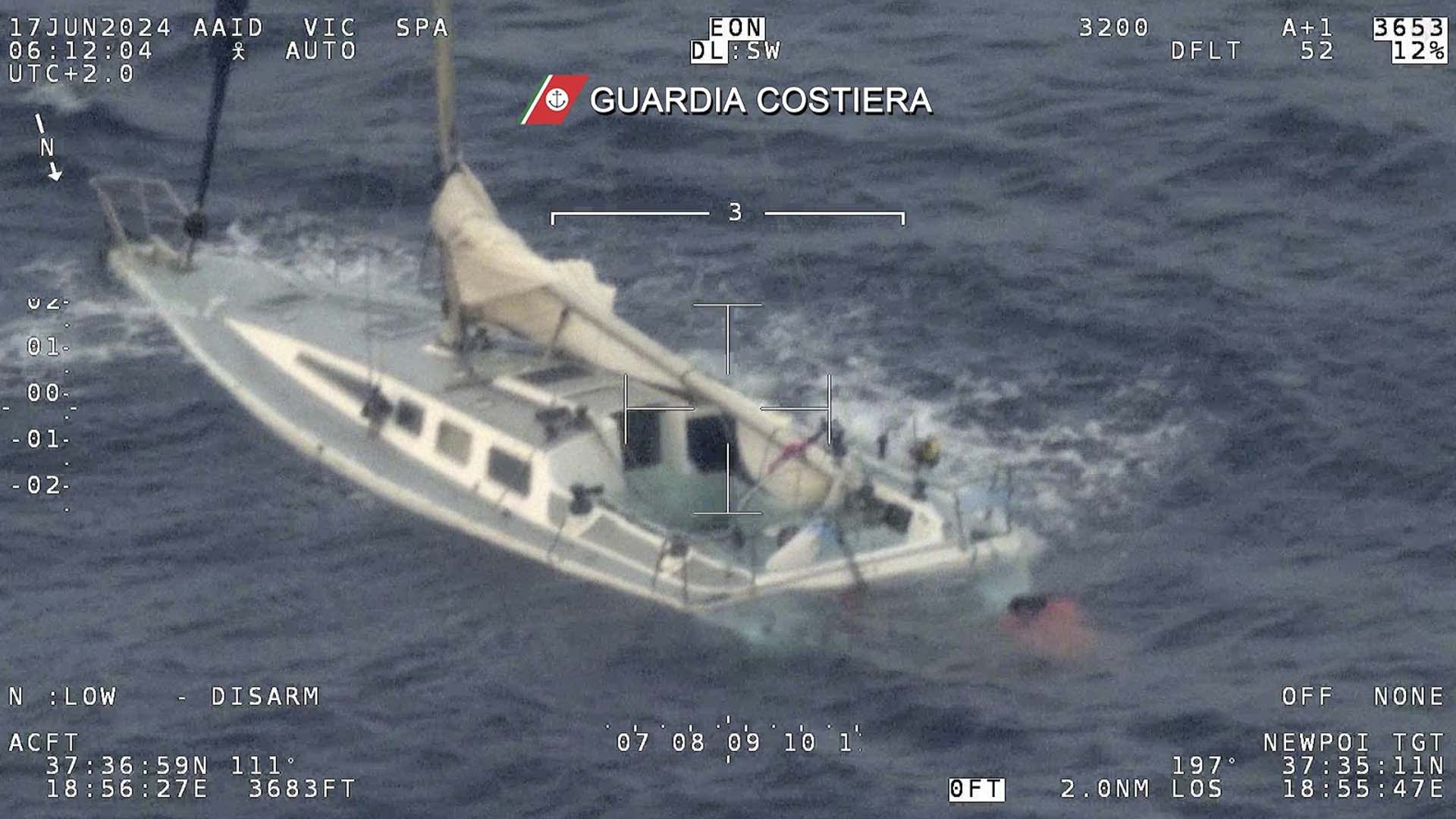 Un super-voilier de luxe transportant des touristes étrangers a chaviré et coulé au large de la Sicile.