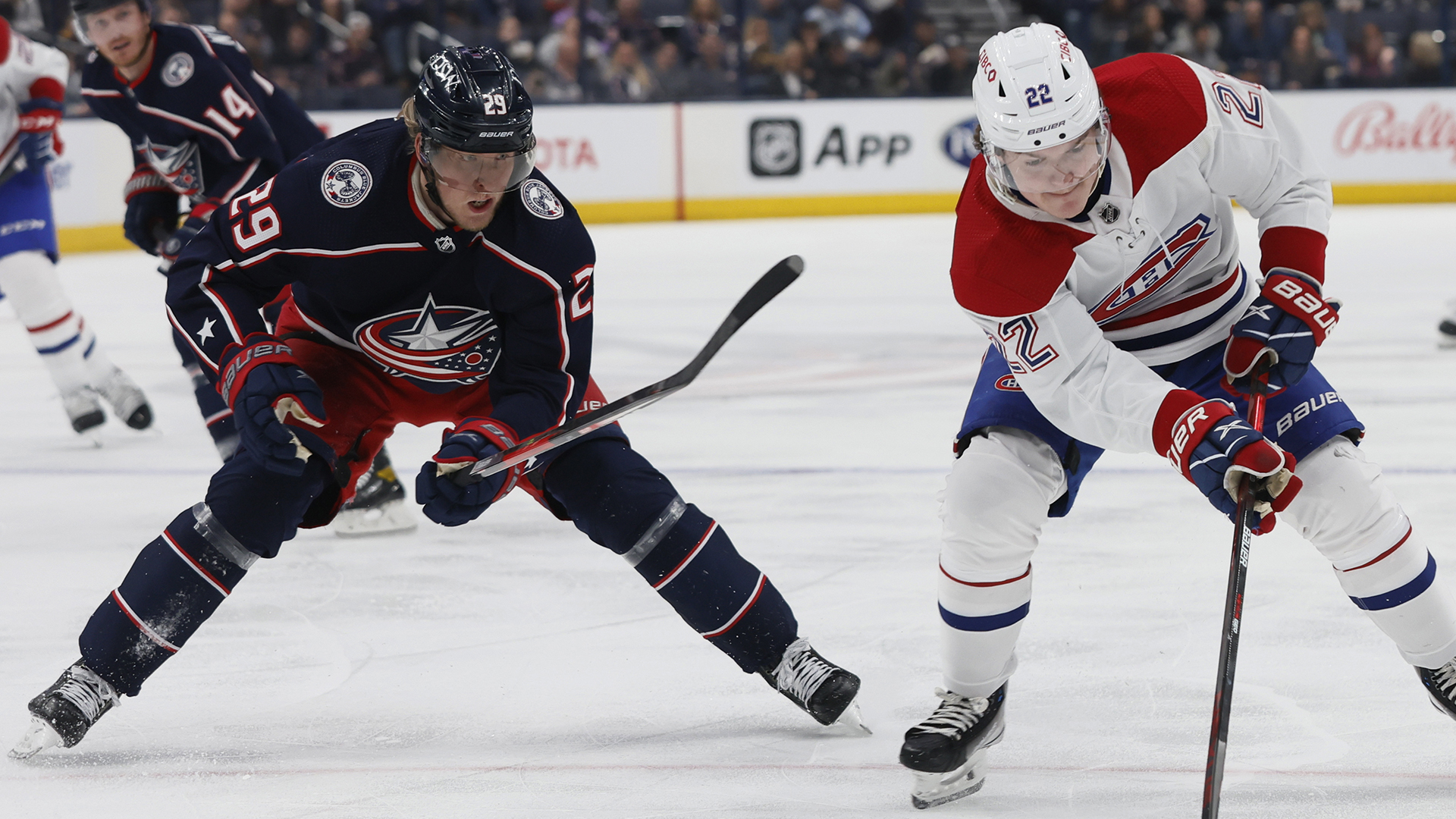 Patrik Laine (à gauche) pourchasse l'attaquant des Canadiens de Montréal Cole Caufield lors d'un match des Blue Jackets à Columbus, en 2022.