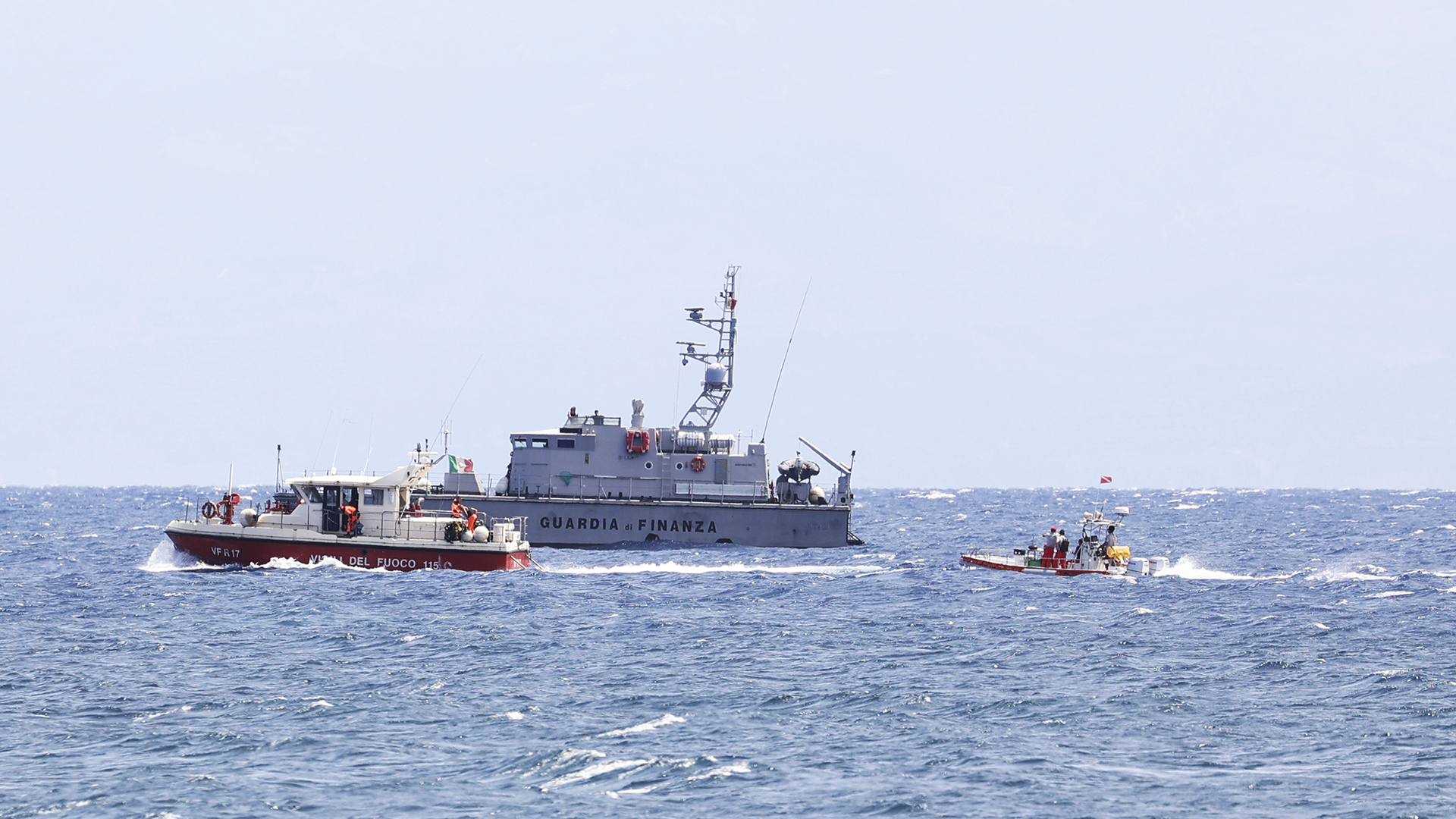 Les services d'urgence sur les lieux de la recherche d'un bateau disparu, à Porticello Santa Flavia, Italie, le 19 août 2024.