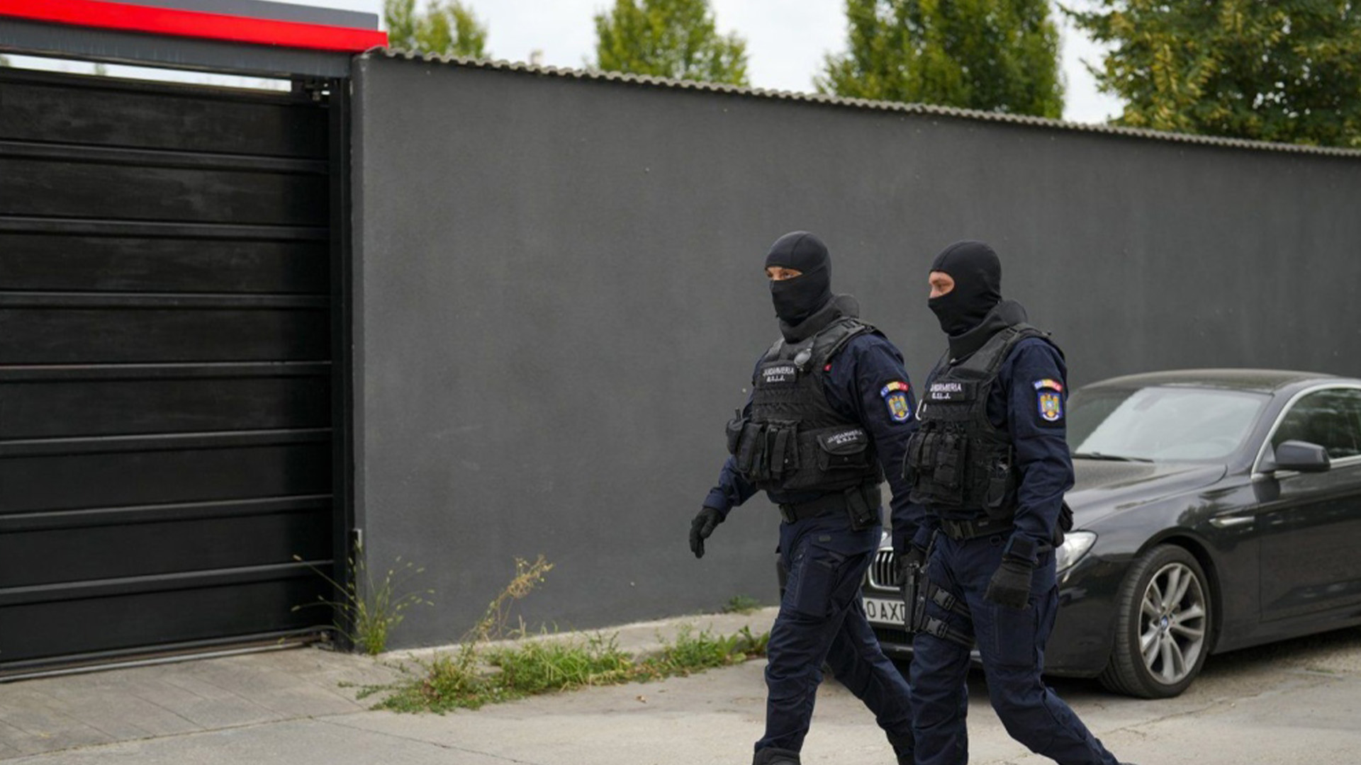 Des gendarmes patrouillent devant la résidence d'Andrew Tate, personnalité des médias sociaux, lors d'une perquisition matinale dans la banlieue de Bucarest, en Roumanie, le mercredi 21 août 2024.