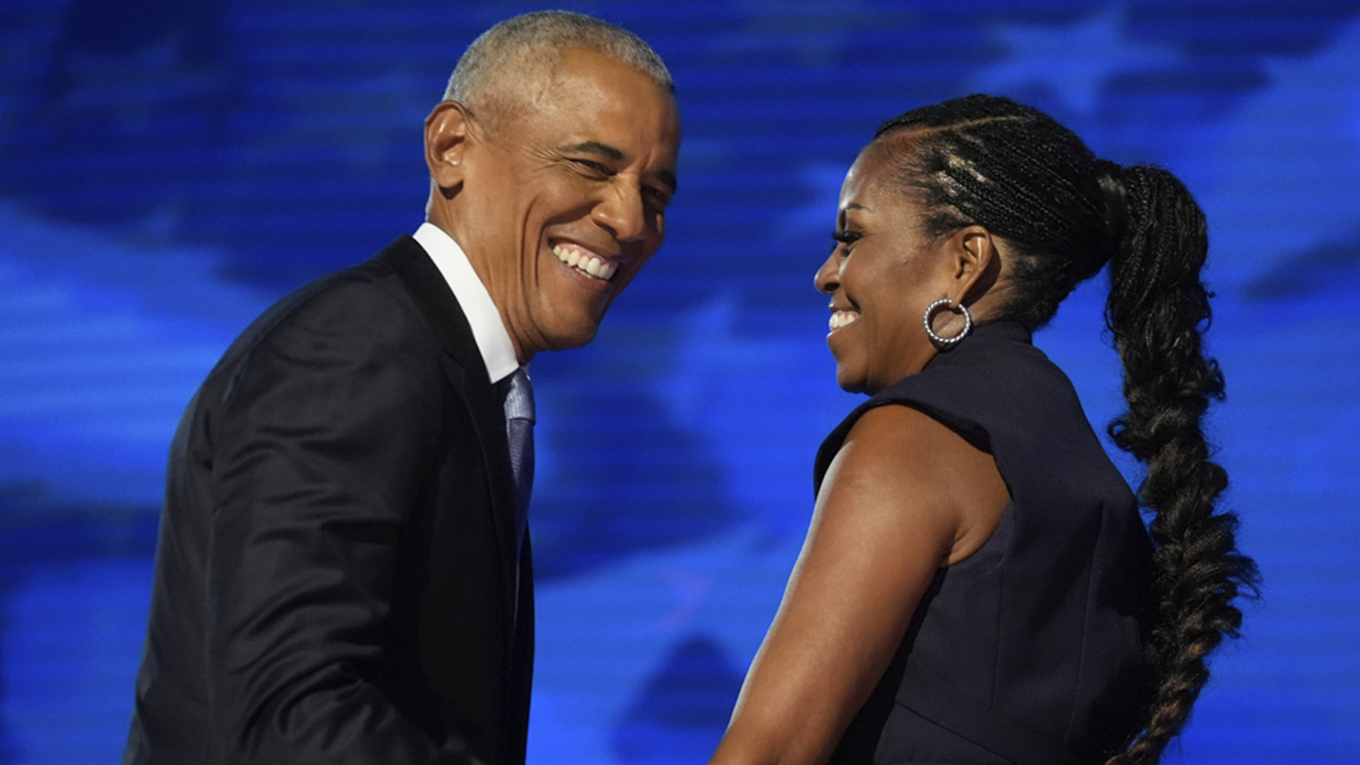 L'ancien président Barack Obama serre dans ses bras l'ancienne première dame Michelle Obama lors de sa présentation à la convention nationale du parti démocrate.