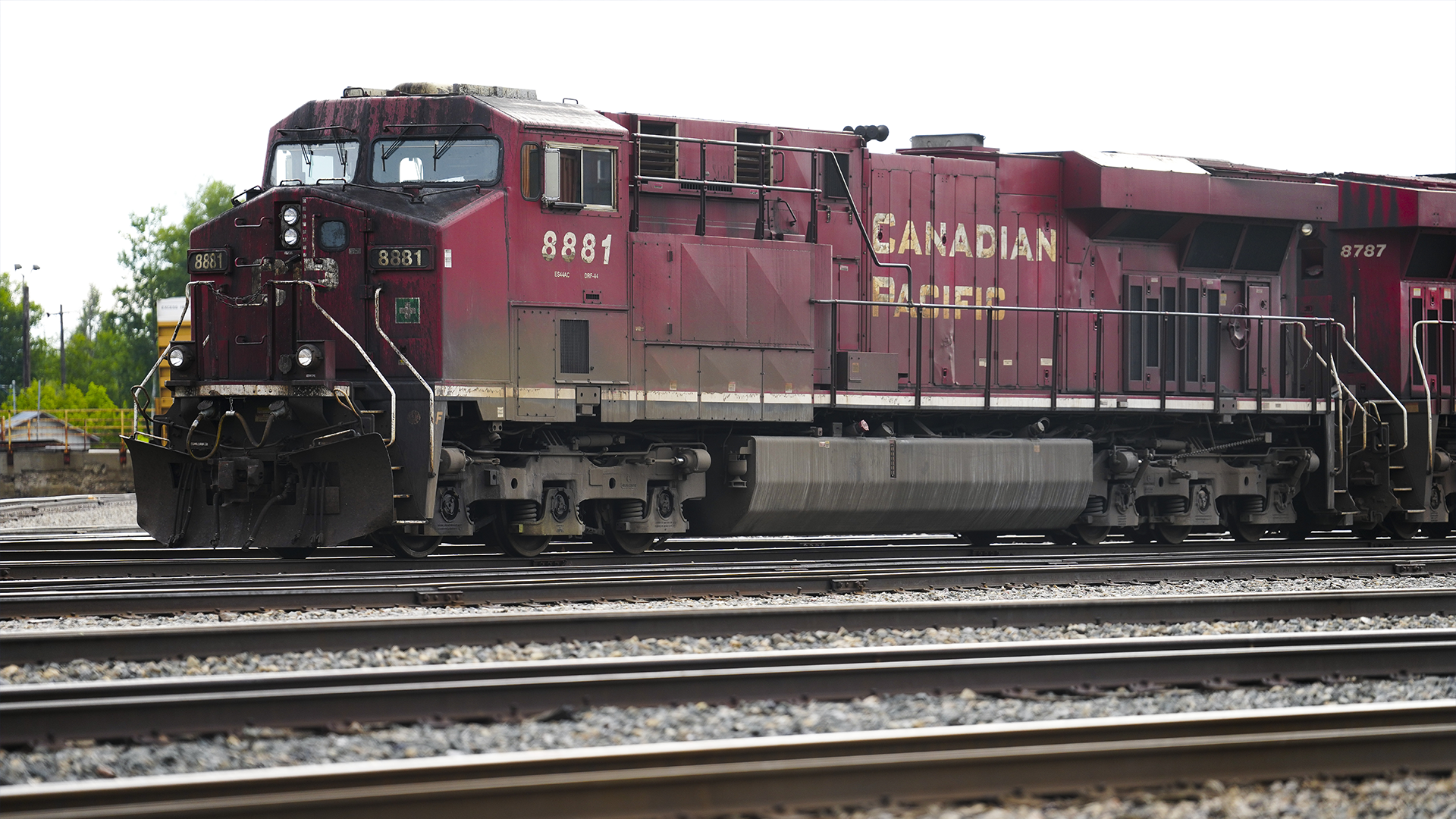 Des trains sont immobilisés dans une gare de triage du Canadien Pacifique Kansas City (CPKC) à Smiths Falls, en Ontario, le jeudi 22 août 2024.