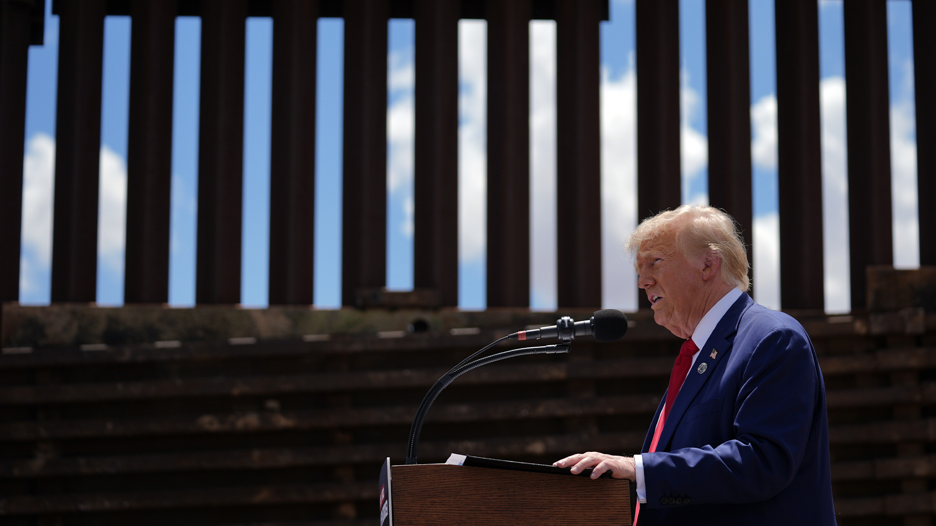 Le candidat républicain à la présidence, l'ancien président Donald Trump, s'exprime le long de la frontière sud avec le Mexique, jeudi 22 août 2024, à Sierra Vista, Arizona.