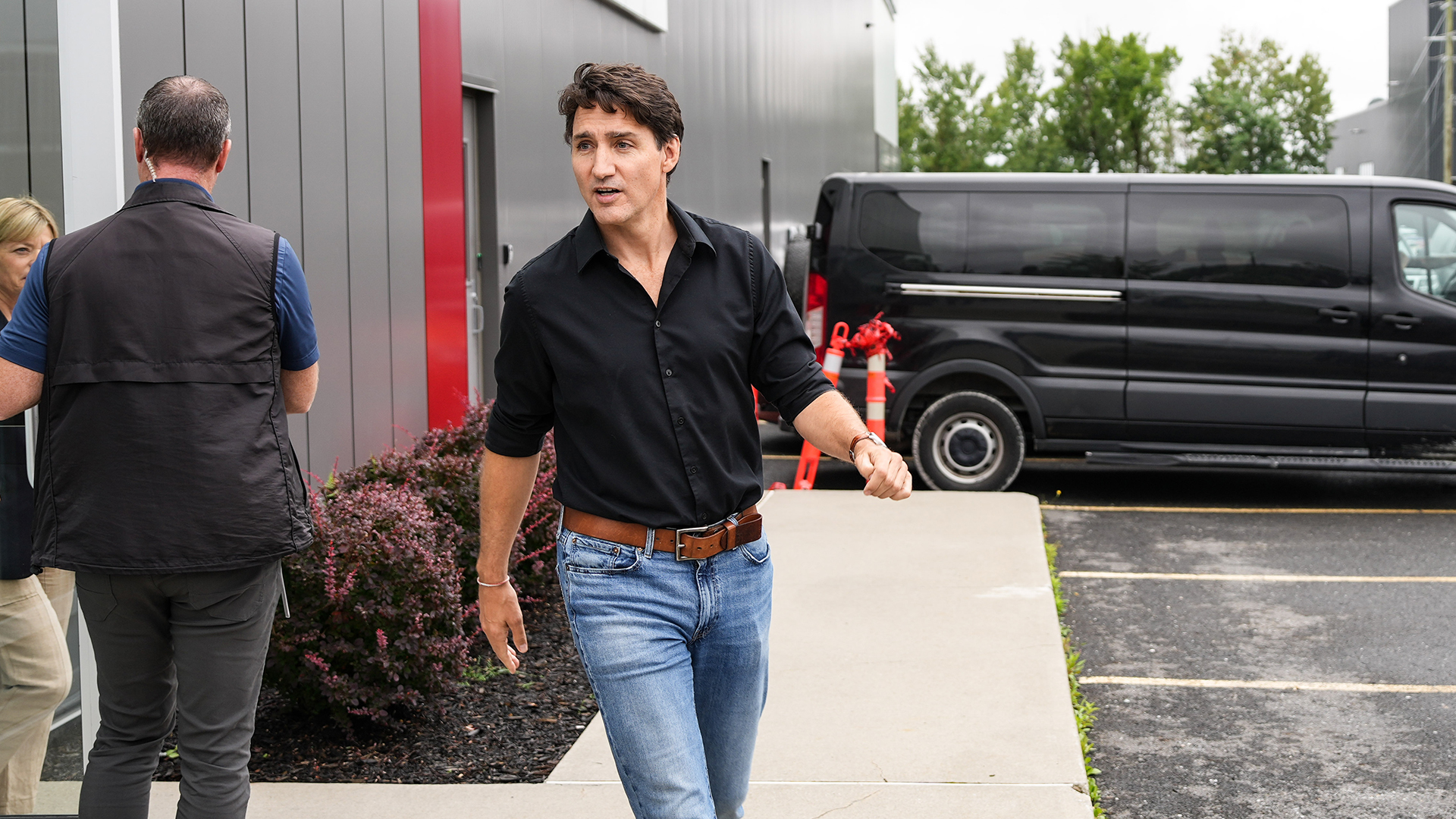 Le premier ministre Justin Trudeau s'adresse aux journalistes au sujet des lock-out décrétés par les chemins de fer, après une visite de Verbom.