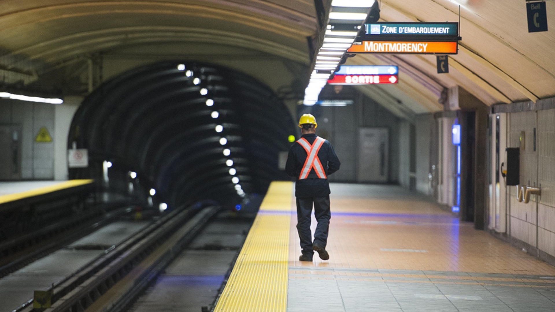 Un préposé à l'entretien du métro de Montréal marche sur le quai d'une station aux petites heures du matin à Montréal, le jeudi 11 avril 2019.