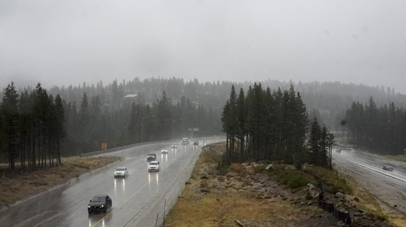 Des automobilistes se frayent un chemin sur l'Interstate 80, détrempée par la pluie, samedi 24 août 2024, à Donner Summit, en Californie 