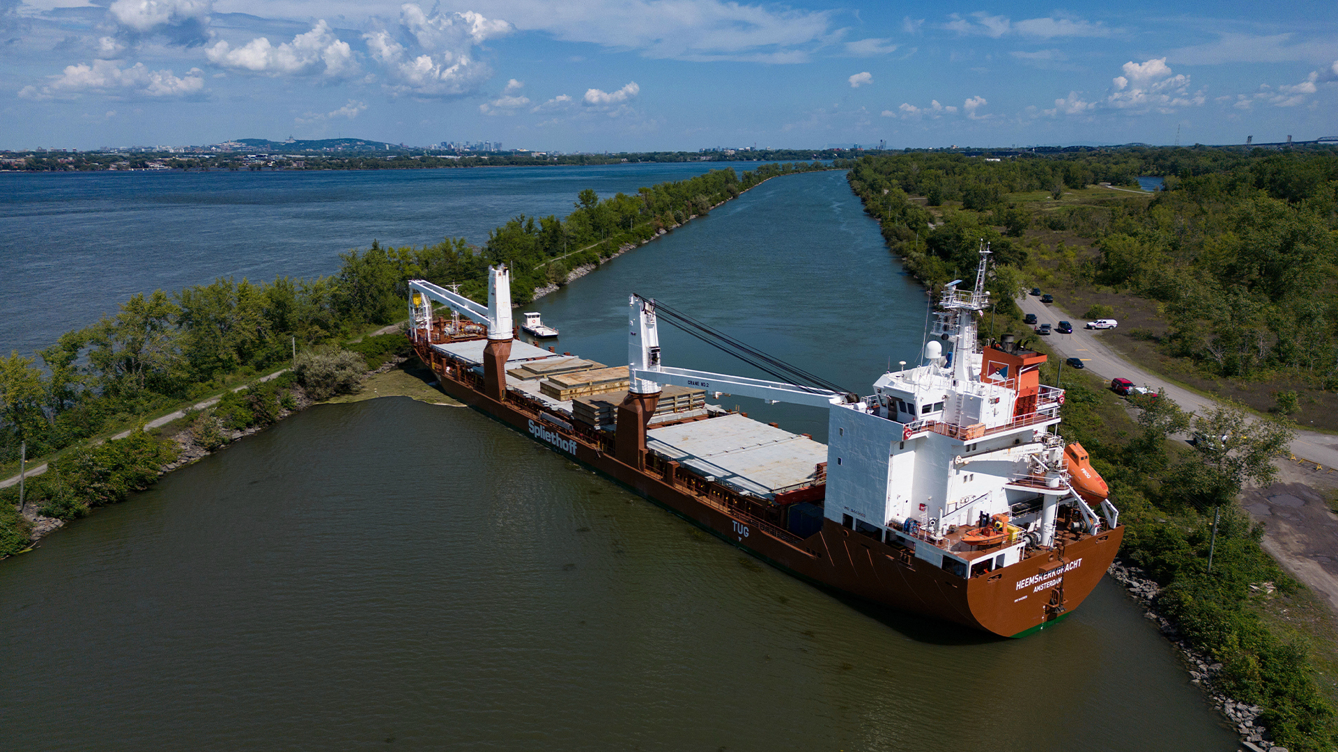 Sur cette photo prise par un drone, on voit le cargo Heemskerkgracht d'Amsterdam bloquer la Voie maritime du Saint-Laurent après s'être échoué au sud de Montréal.