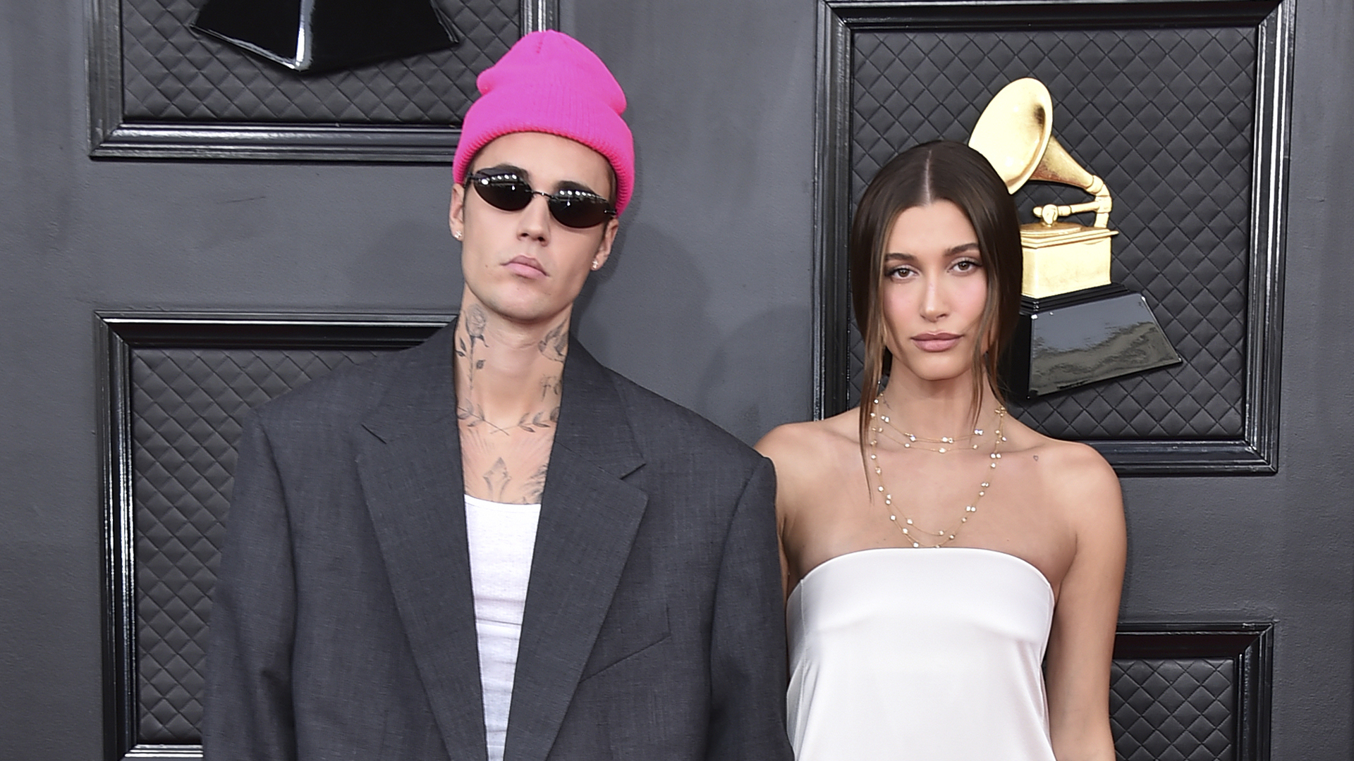 Justin et Hailey Bieber posent le 4 avril 2022 sur un tapis rouge.