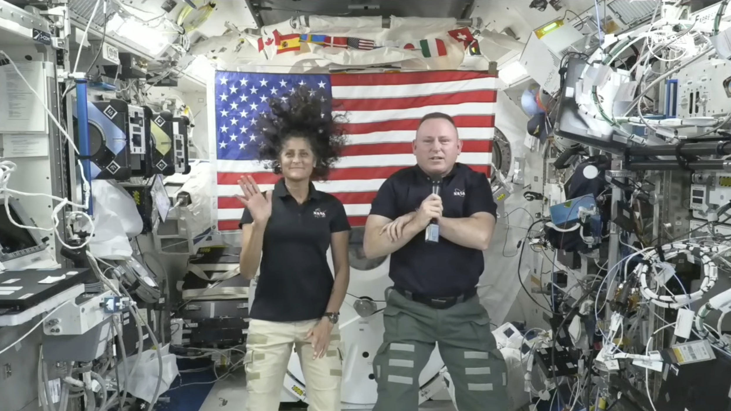 Sur cette image tirée d'une vidéo fournie par la NASA, les astronautes Suni Williams, à gauche, et Butch Wilmore donnent une conférence de presse à bord de la Station spatiale internationale, le mercredi 10 juillet 2024. 