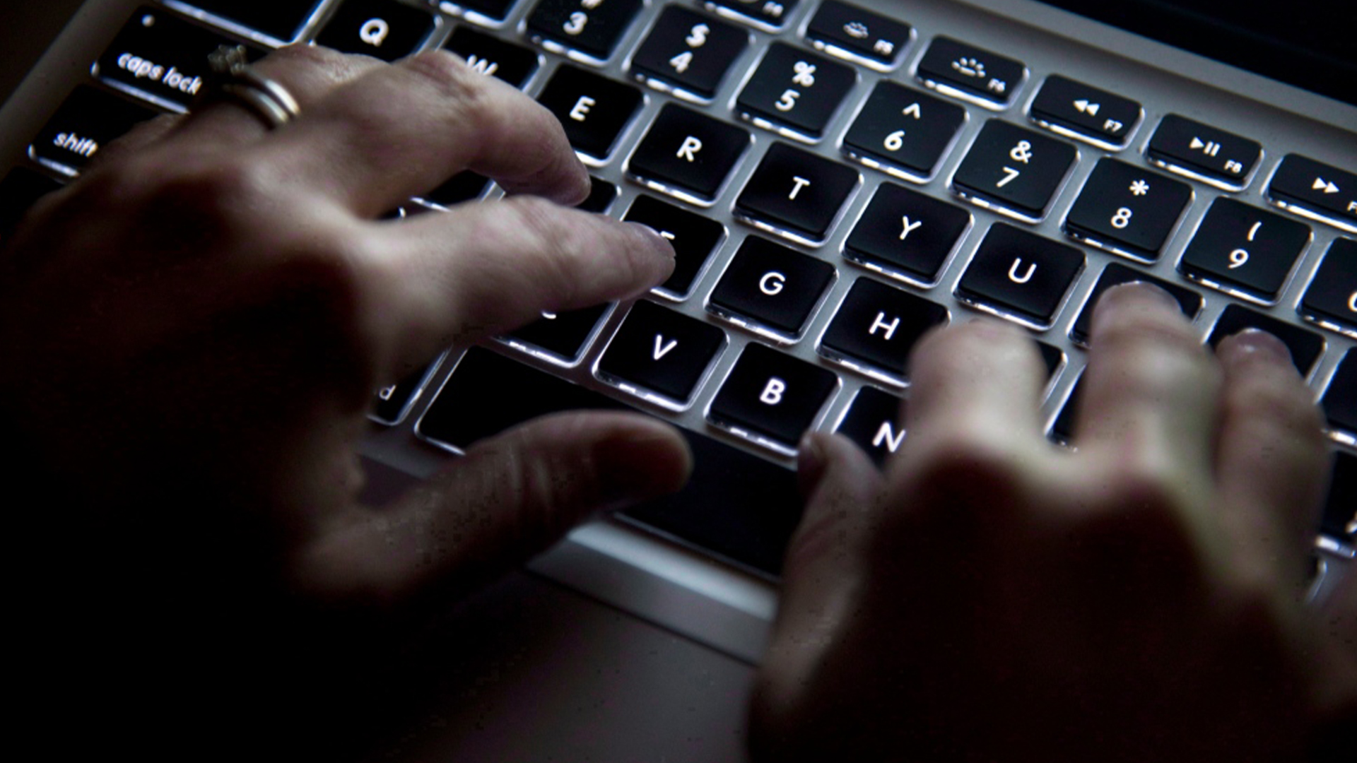 Une femme utilise le clavier de son ordinateur pour taper pendant qu'elle surfe sur Internet à North Vancouver, en Colombie-Britannique, le 19 décembre 2012. 