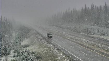 Une caméra routière de DriveBC montre de la neige sur l'Okanagan Connector à 15 h 30 le mardi 27 août.