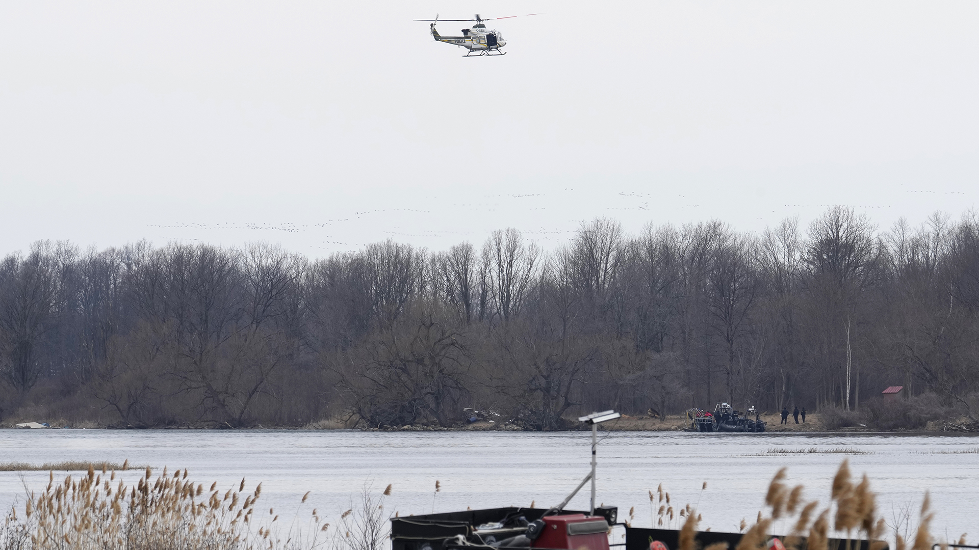 Un hélicoptère de la police effectue des recherches à Akwesasne, au Québec, le 31 mars 2023.