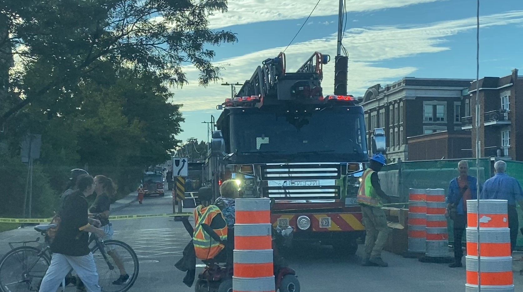 Des pompiers interviennent dans Hochelaga-Maisonneuve, au lieu d'une fuite de gaz le 28 août 2024 à Montréal.