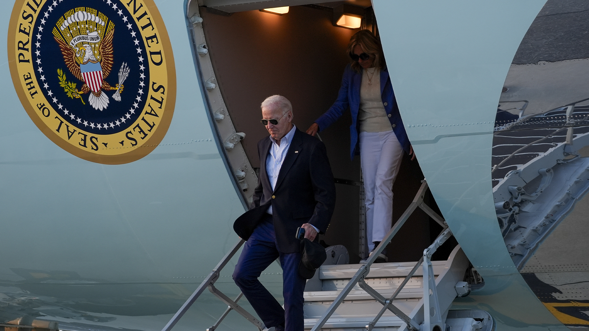 Le président Joe Biden et la première dame Jill Biden arrivent à bord d'Air Force One à la base aérienne de Dover, le 25 août 2024.