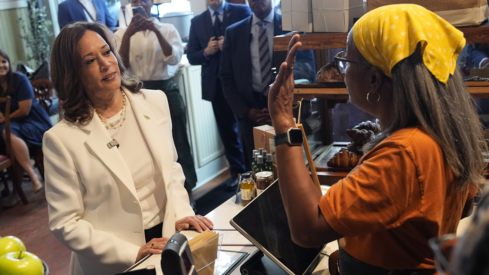 La vice-présidente Kamala Harris, candidate démocrate à la présidence, lors d'un arrêt de campagne au café «Dottie's Market» à Savannah, en Géorgie, le jeudi 29 août 2024.