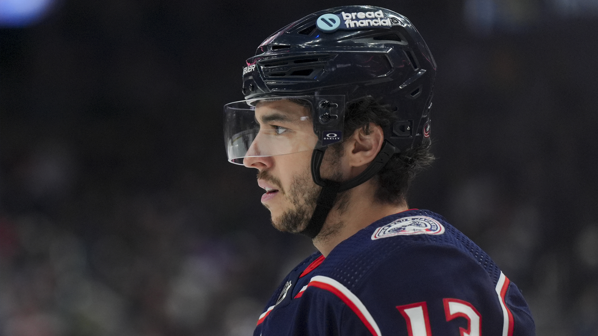 Johnny Gaudreau Blue Jackets attend la mise au jeu lors d'un match de hockey de la NHL contre les Predators de Nashville, le 9 mars 2024, à Columbus, Ohio. 