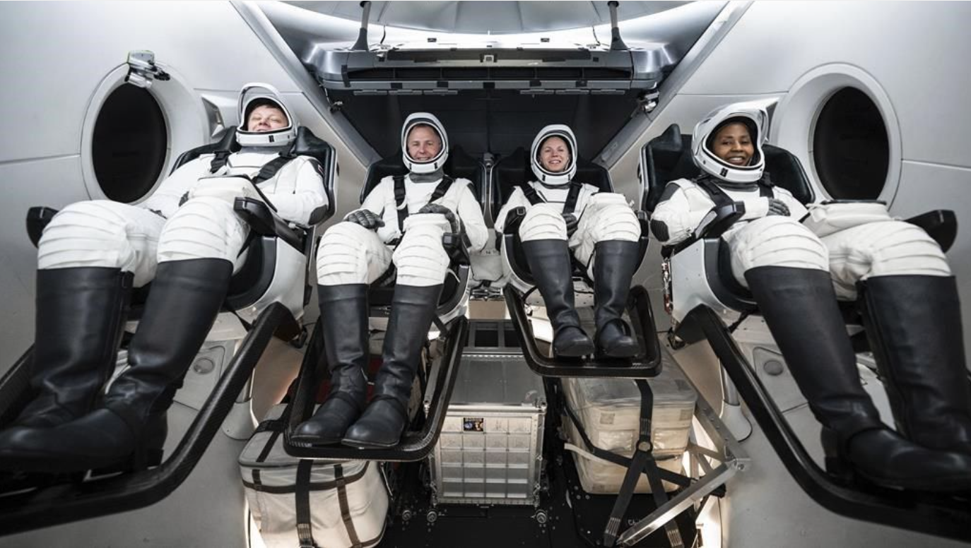 Cette photo fournie par SpaceX montre, de gauche à droite, le Russe Aleksandr Gorbunov, ainsi que Nick Hague, Zena Cardman et Stephanie Wilson de la NASA au siège de SpaceX à Hawthorne, en Californie, le 6 mai 2024.