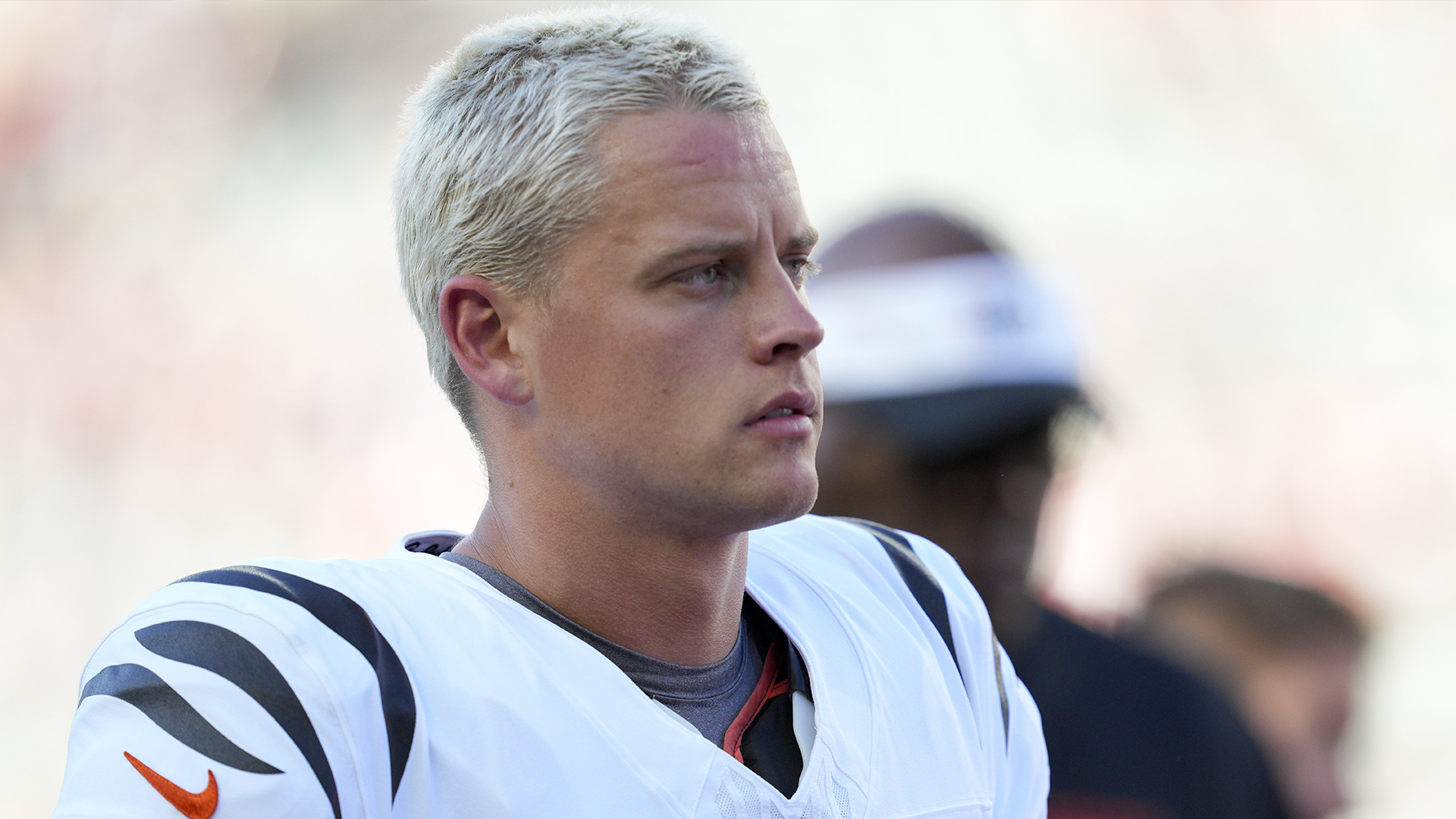 Le quart-arrière des Cincinnati Bengals, Joe Burrow, s'échauffe avant un match de football de pré-saison de la NFL contre les Tampa Bay Buccaneers, samedi 10 août 2024, à Cincinnati. 