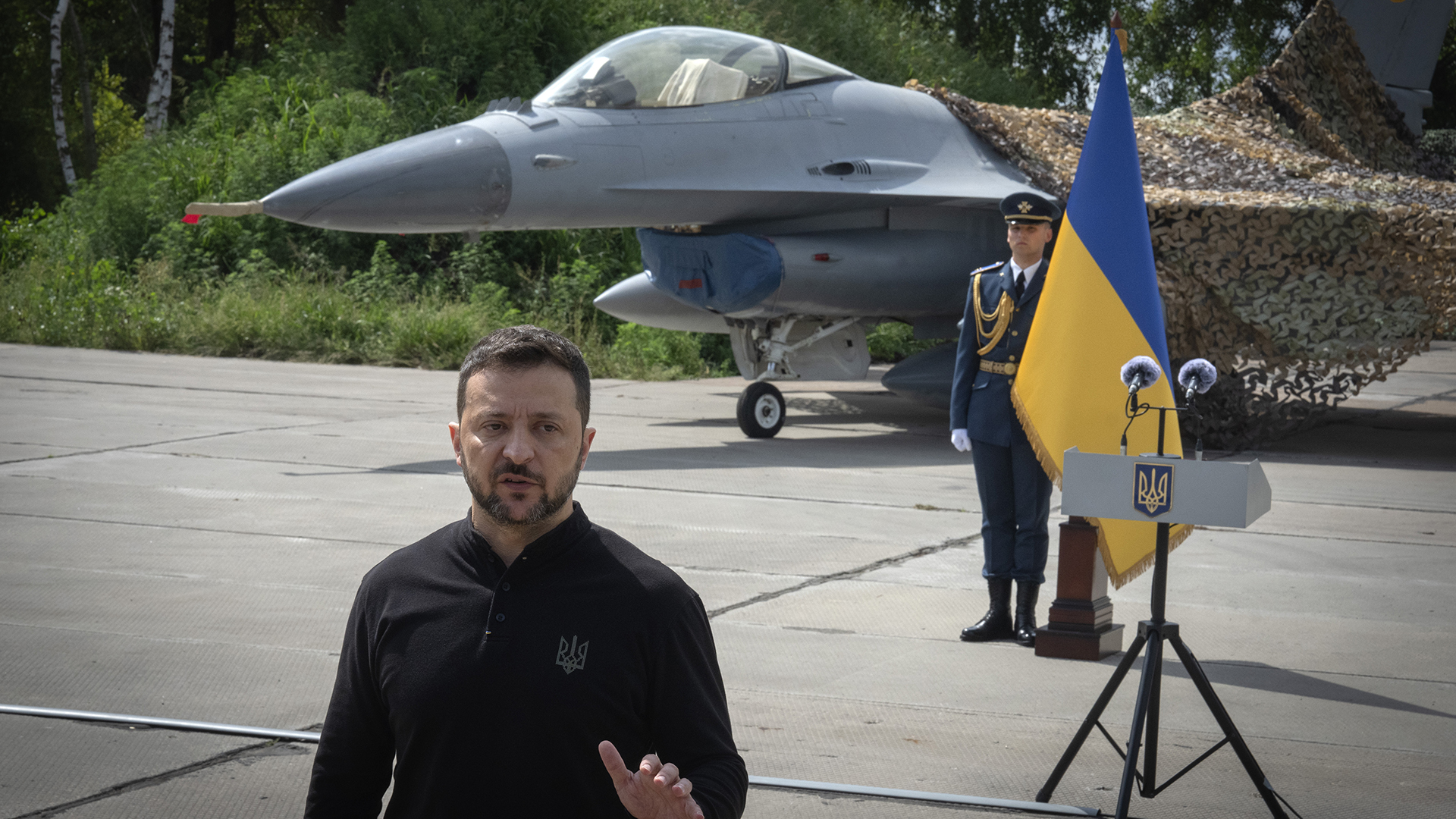 Le président ukrainien Volodymyr Zelensky répond aux questions des médias sur fond d'avions de chasse F-16 de l'armée de l'air ukrainienne, le 4 août 2024.