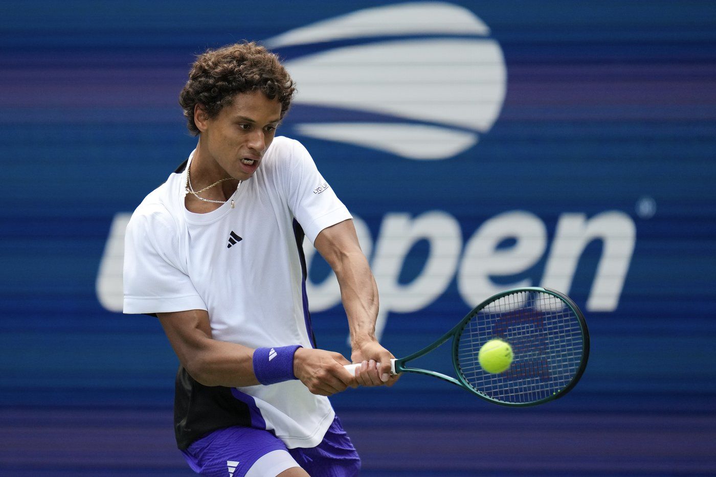 Le Montréalais Gabriel Diallo retourne la balle en direction de l'Américain Tommy Paul lors de leur duel de troisième ronde aux Internationaux de tennis des États-Unis, le samedi 31 août 2024 à New York.