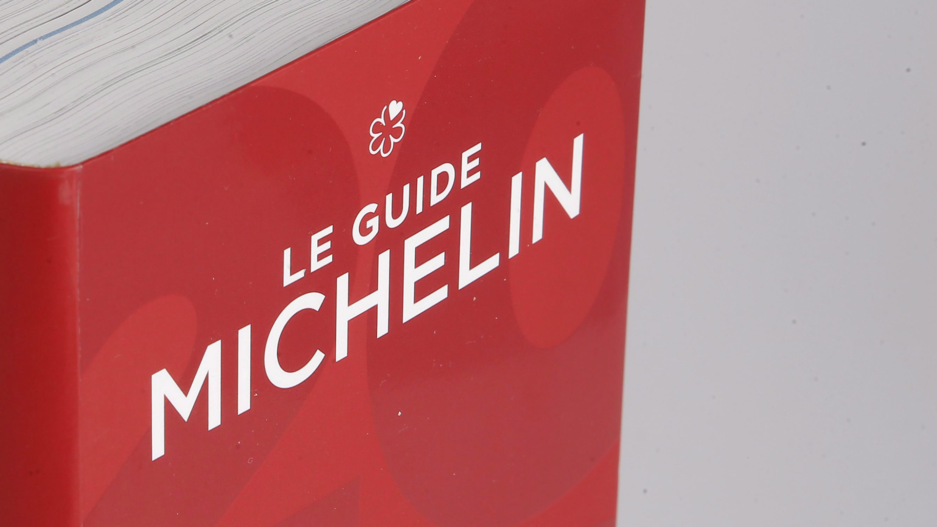 Le «Guide Michelin 2018» est photographié à Boulogne-Billancourt, à l'extérieur de Paris, en France, le lundi 5 février 2018.