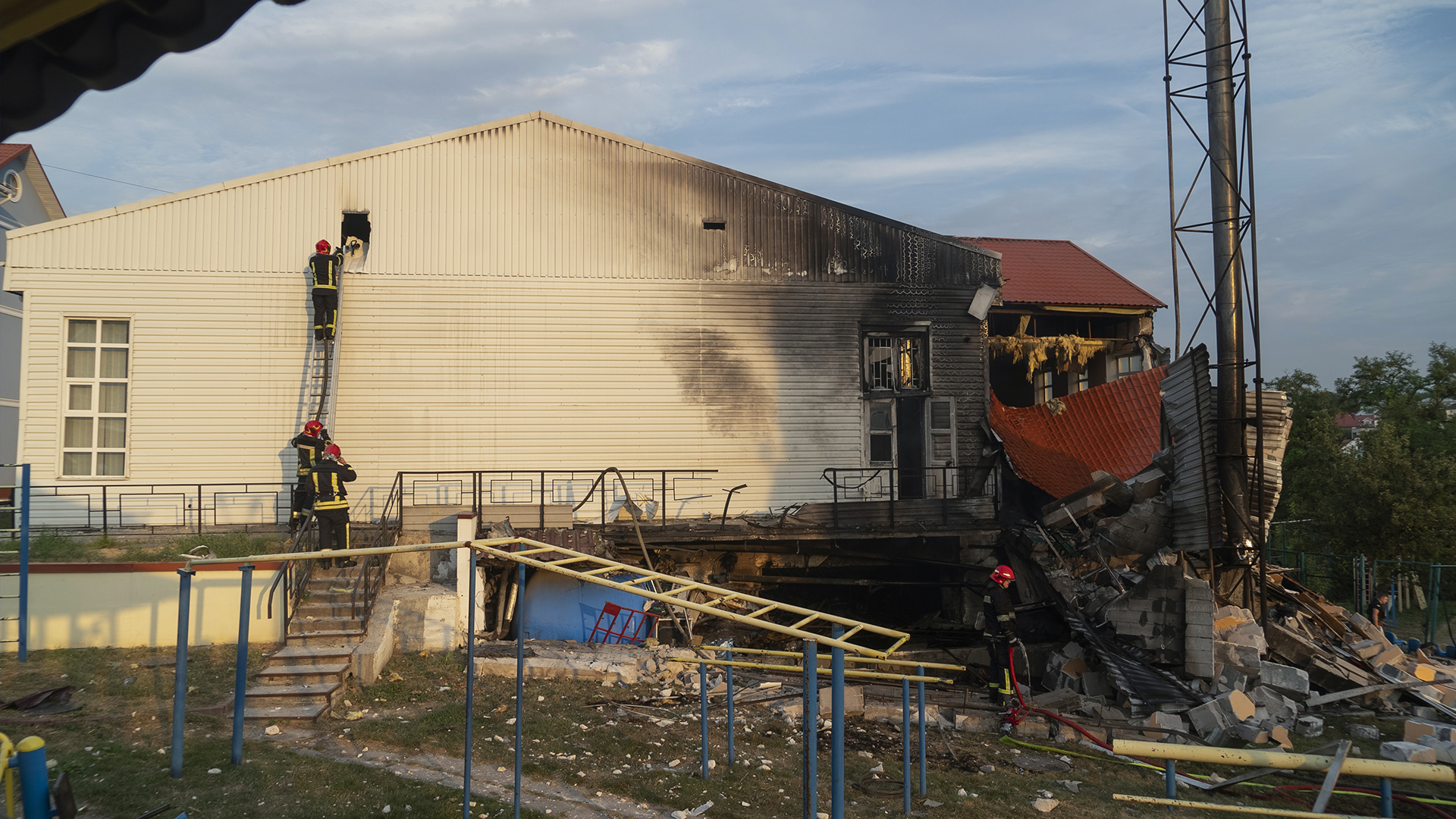 Des pompiers éteignent un incendie après qu'une roquette ait touché un bâtiment d'un établissement d'enseignement supérieur dans la capitale ukrainienne, Kiev, lundi 2 septembre 2024. 