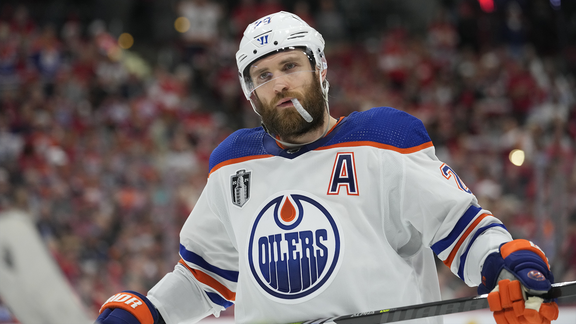 Le centre des Oilers d'Edmonton Leon Draisaitl (29) patine sur la glace pendant la troisième période du septième match de la finale de la Coupe Stanley de hockey de la NHL contre les Panthers de Floride, lundi 24 juin 2024, à Sunrise, Floride. 