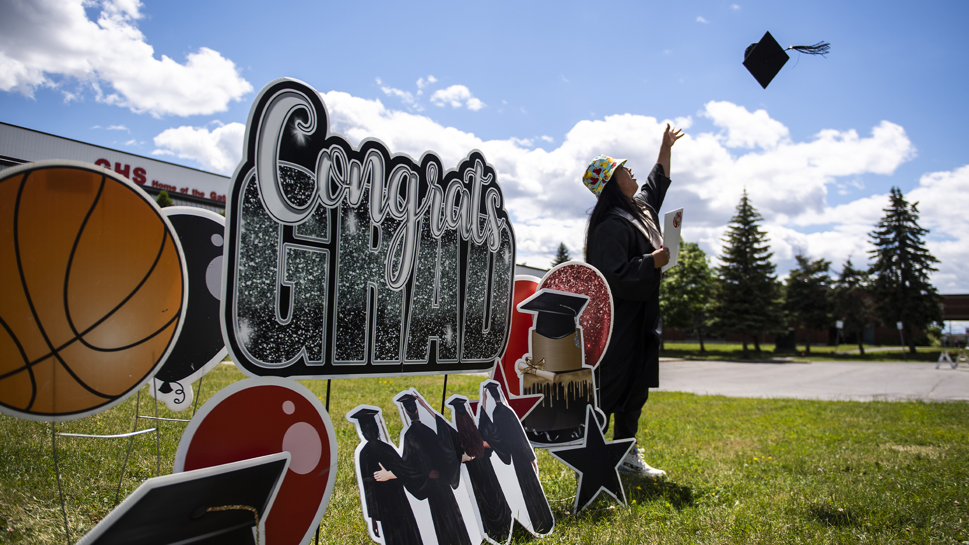 Junior Ittusardjuat, 19 ans, lance son mortier en l'air alors qu'il pose pour des photos après avoir obtenu son diplôme à l'école secondaire Gloucester à Ottawa, le mercredi 23 juin 2021. 