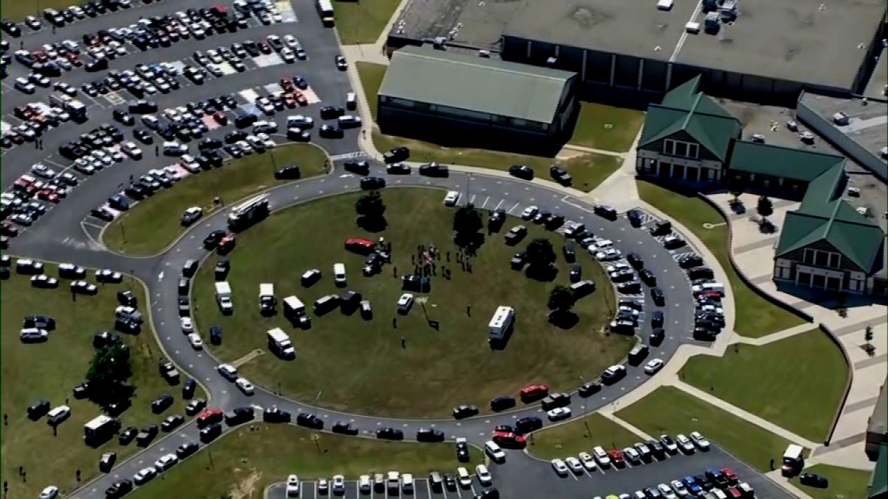 Des agents des services d'urgence interviennent après une fusillade à l'école secondaire Apalachee High School à Winder, en Géorgie, mercredi. 