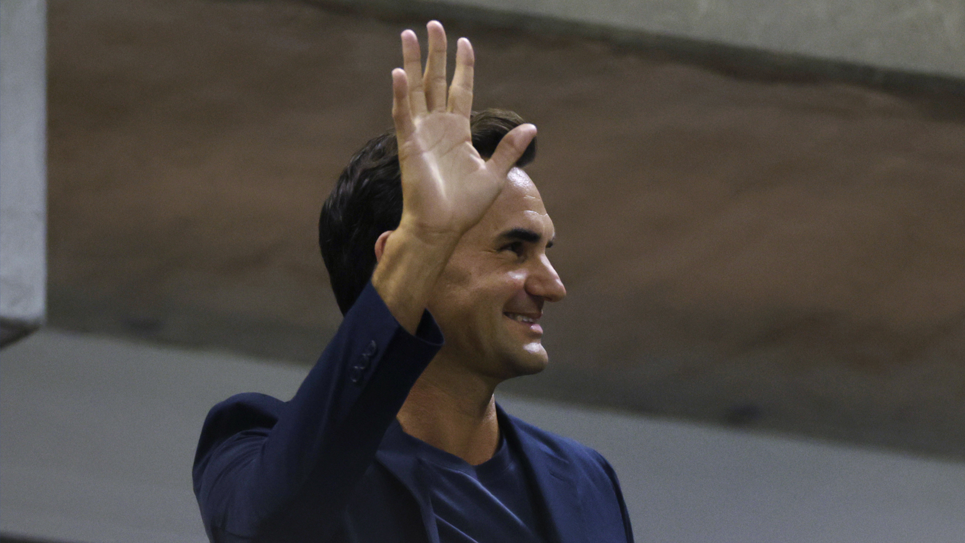 Roger Federer salue la foule pendant le match de quart de finale entre Aryna Sabalenka, du Belarus, et Zheng Qinwen, de la Chine, pendant les championnats de tennis U.S. Open, mardi 3 septembre 2024, à New York.