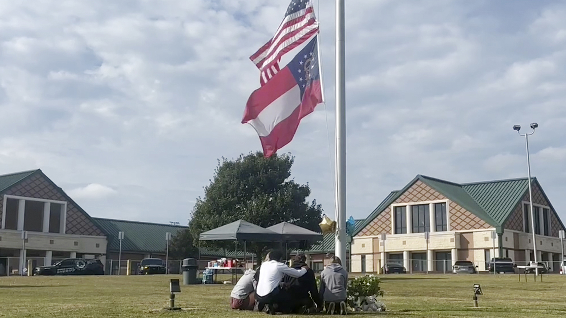 Des personnes se rassemblent devant l'entrée du lycée Apalachee, le 5 septembre 2024 à Winder, en Géorgie,